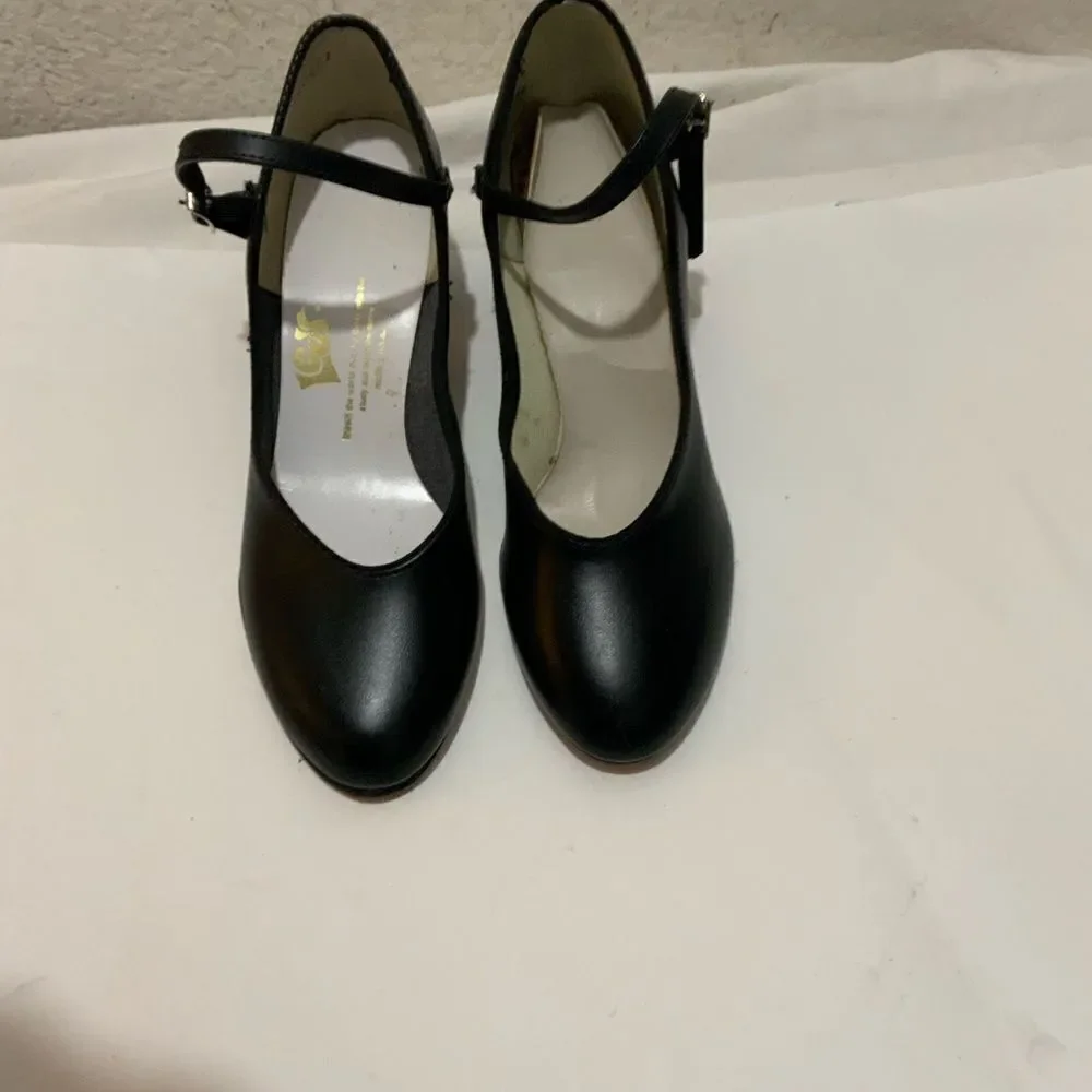 Leo’s  dance shoes- 2in heel size 5.5 N